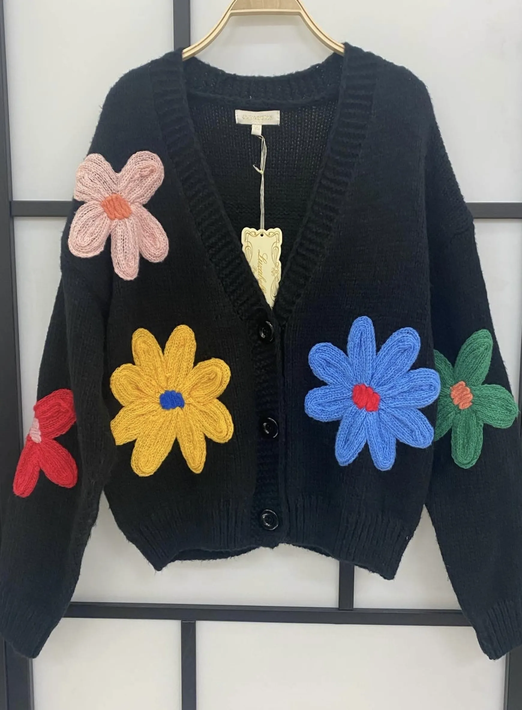 isa_cardigan_med_handlave_0-2.webp Best Sale Gown Isa Cardigan Med Handlavet Blomster Black