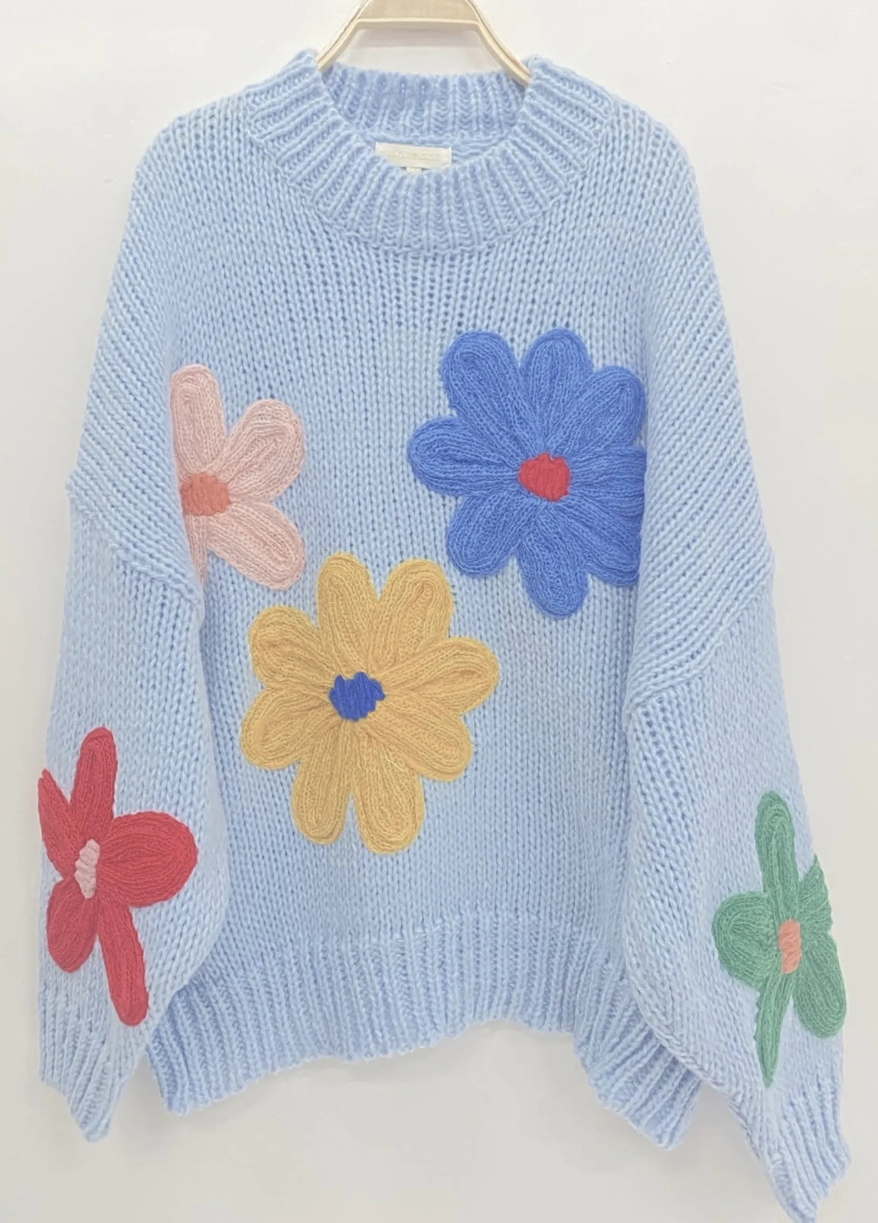 isa_strik_med_handlavet_b_0-2.webp Clearance Gown Isa Strik Med Handlavet Blomster Light Blue