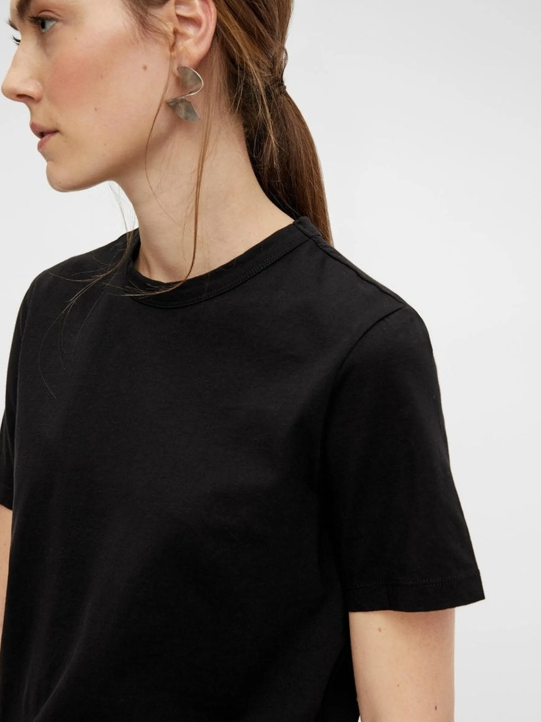 sarita_ss_oneck_tshirt_bl_1.webp Shop YAS Sarita Ss O-Neck T-Shirt Black