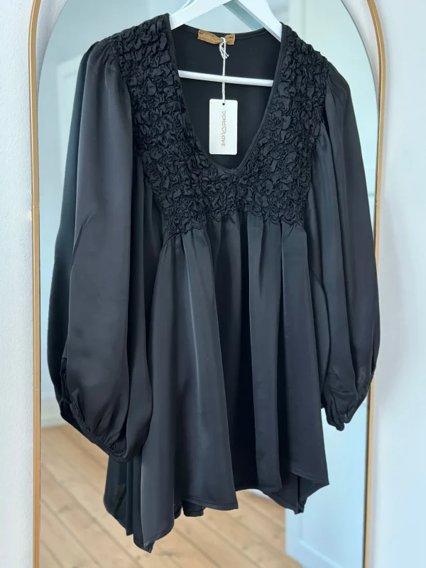Shop Boho Love Satin Skjorte Med Krol Black