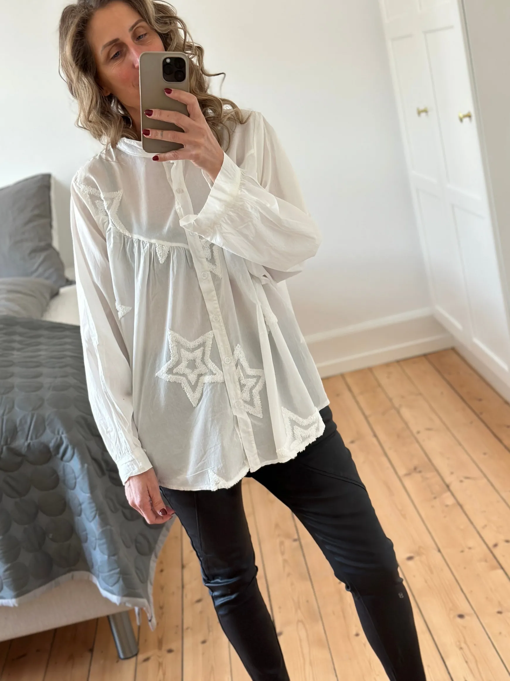 skjorte_med_stjerner_whit_0.webp Fashion Boho Love Skjorte Med Stjerner White