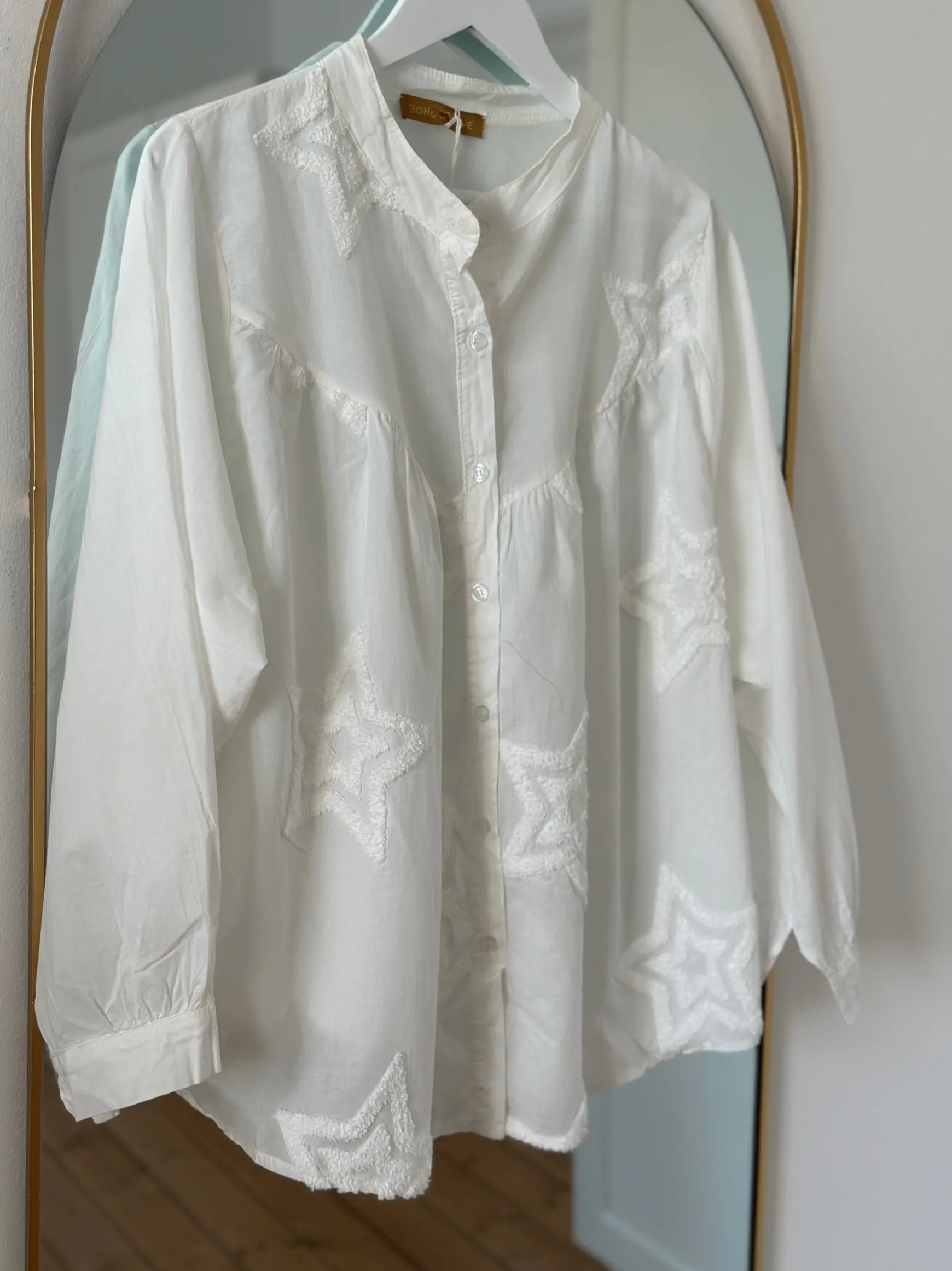 skjorte_med_stjerner_whit_1.webp Fashion Boho Love Skjorte Med Stjerner White